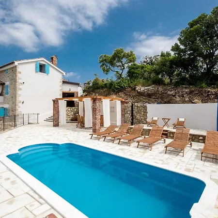 4 Bedroom Beautiful In Nyaraló Mundanije