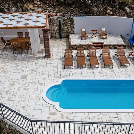 4 Bedroom Beautiful In Nyaraló *
