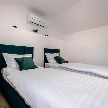 Holiday home 4 Bedroom Beautiful In Mundanije