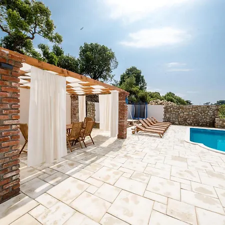 Dom wakacyjny 4 Bedroom Beautiful In